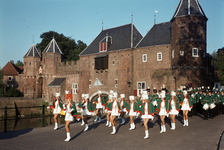 849937 Afbeelding van een drumkorps met majoretten op de Kleine Koppel bij de Koppelpoort te Amersfoort.